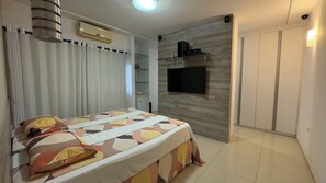 5 bedrooms, desk, iron/ironing board, free WiFi - The best choice for your family - vacation home with over 600m2 of private space (Gravatá)