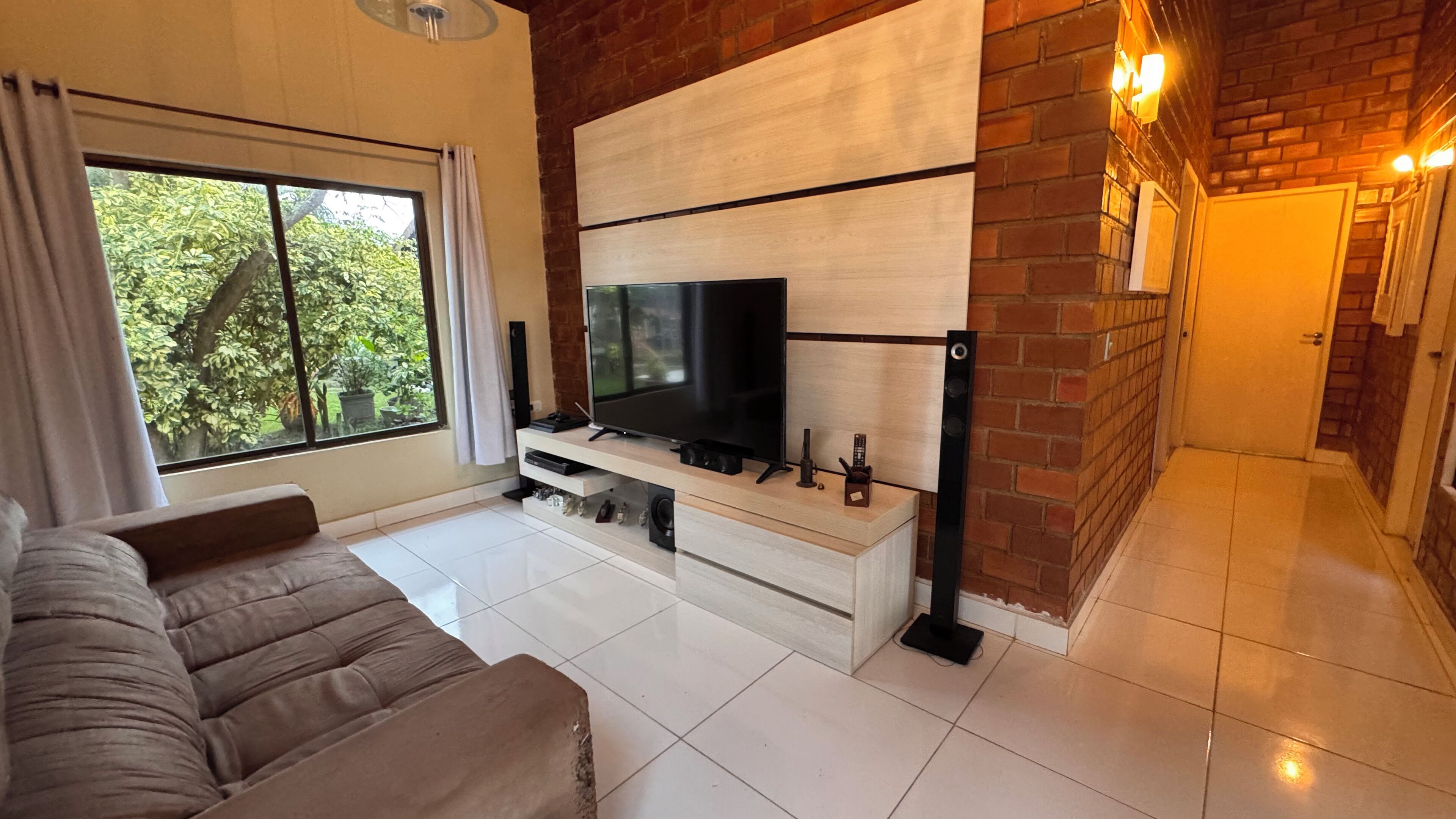 Smart TV, videogames, mesa de pingue-pongue, livros