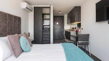 Apartamento standard, vista para a cidade | Cofres nos quartos, cortinas blackout, ferros/tábuas de passar roupa