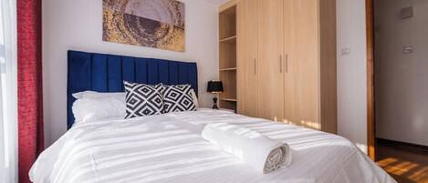 Iron/ironing board, internet, bed sheets