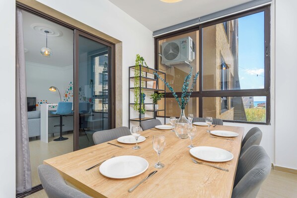 Apartment, 2 Bedrooms, Kitchen, City View | Dining room