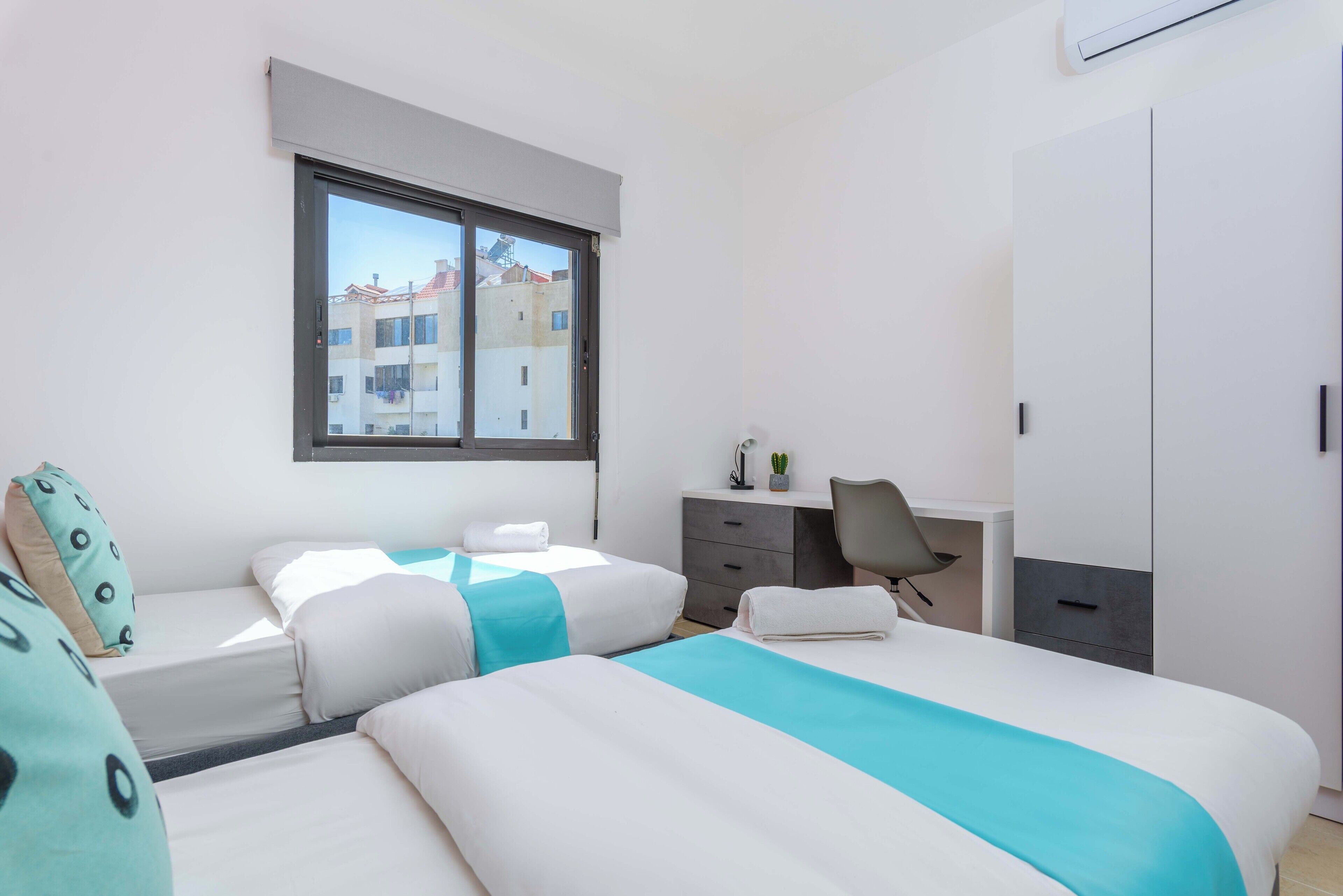 Apartment, 2 Schlafzimmer, Küche, Stadtblick | Schreibtisch, laptopgeeigneter Arbeitsplatz, Verdunkelungsvorhänge