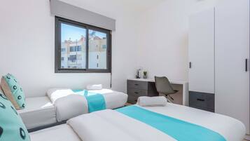 Apartment, 2 Schlafzimmer, Küche, Stadtblick | Schreibtisch, laptopgeeigneter Arbeitsplatz, Verdunkelungsvorhänge