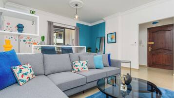 Apartment, 2 Schlafzimmer, Küche, Stadtblick | Wohnzimmer | 50-Zoll-Smart-TV mit Kabelempfang, Streaming-Dienste
