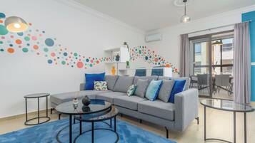 Apartment, 2 Schlafzimmer, Küche, Stadtblick | Wohnzimmer | 50-Zoll-Smart-TV mit Kabelempfang, Streaming-Dienste