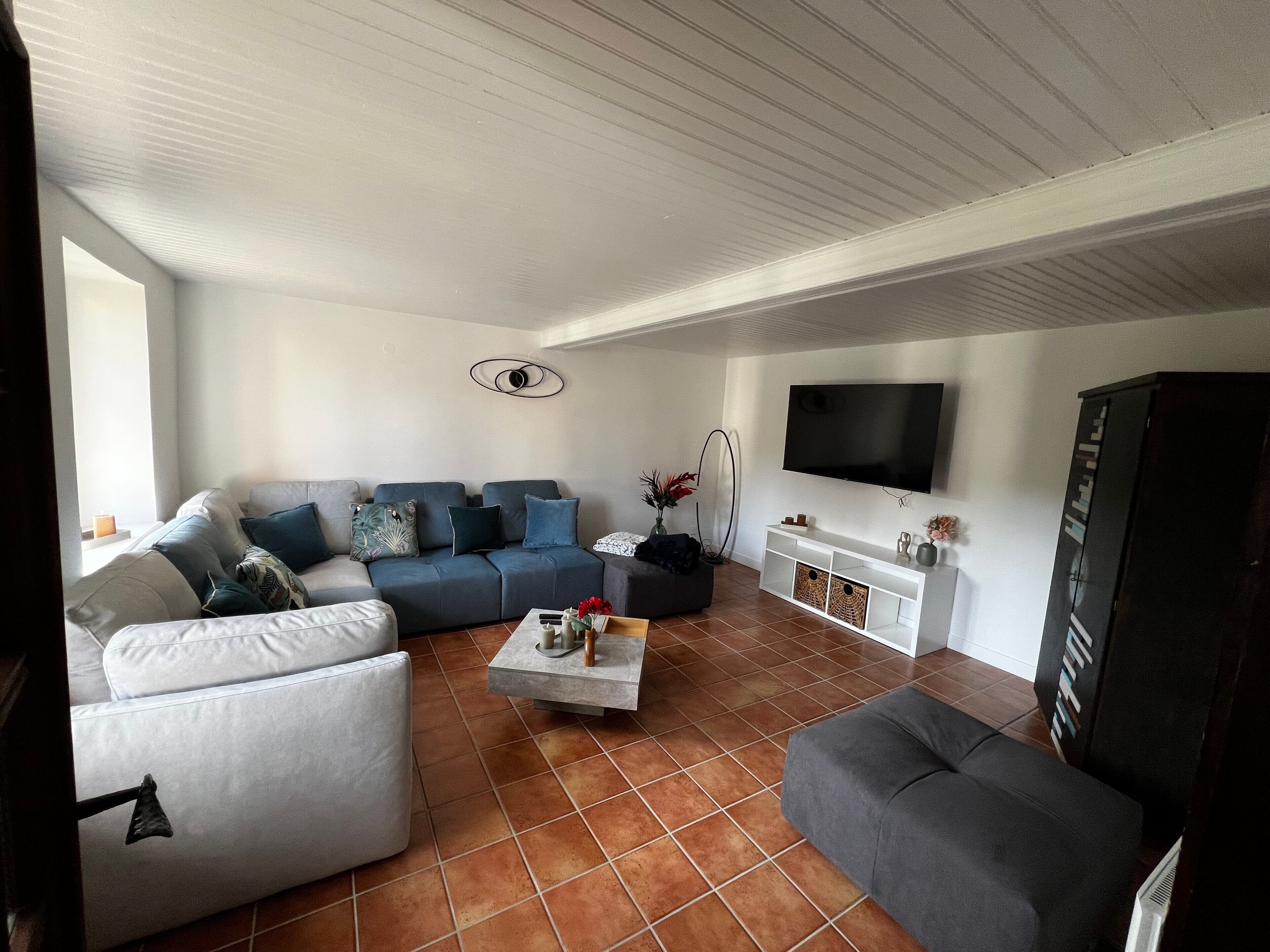 Televisión, chimenea, consola de videojuegos, estéreo