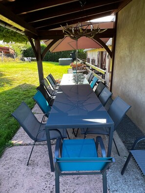 Outdoor dining - Holiday Home 'La Buissonnière' with Private Terrace, Private Garden and Wi-Fi (Erckartswiller)