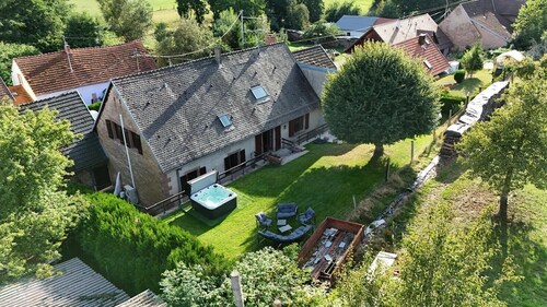 Holiday Home 'La Buissonnière' with Jacuzzi, Private Garden and Wi-Fi