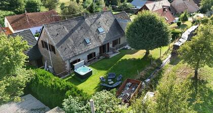 Holiday Home 'La Buissonnière' with Jacuzzi, Private Garden and Wi-Fi