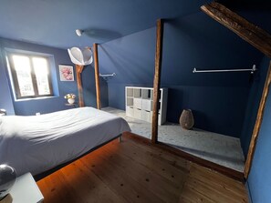 6 bedrooms, desk, iron/ironing board, WiFi