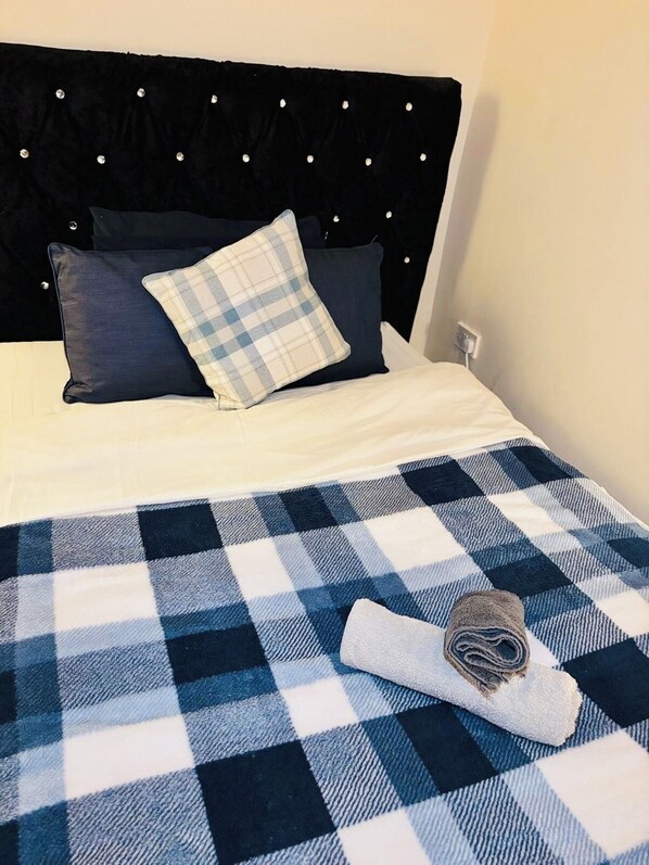 2 bedrooms, iron/ironing board, Internet, bed sheets