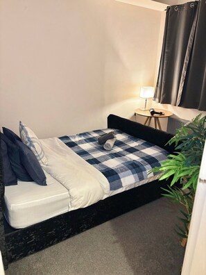 Tabla de planchar con plancha, acceso a internet y ropa de cama 