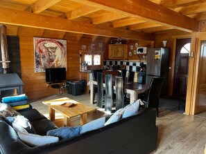 TV, fireplace, DVD player, stereo - Chalet 'De Lucie et Lison' with Mountain View, Private Terrace and Wi-Fi (Erckartswiller)