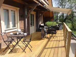 Outdoor dining - Chalet 'De Lucie et Lison' with Mountain View, Private Terrace and Wi-Fi (Erckartswiller)