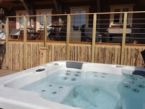 Outdoor spa tub - Chalet 'De Lucie et Lison' with Mountain View, Private Terrace and Wi-Fi (Erckartswiller)