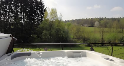 Chalet 'De Lucie et Lison' avec vue sur la montagne, terrasse privée et Wi-Fi