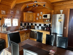 Fridge, microwave, oven, stovetop - Chalet 'De Lucie et Lison' with Mountain View, Private Terrace and Wi-Fi (Erckartswiller)