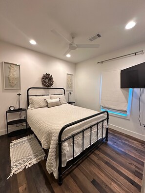 Iron/ironing board, WiFi, bed sheets
