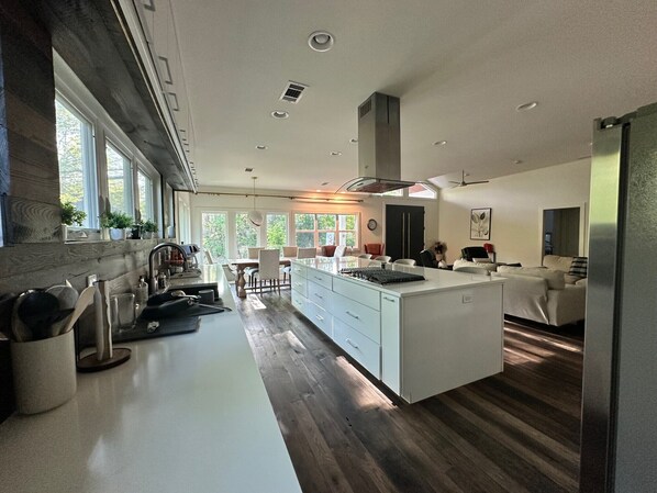 Interior - Superb 4-bedroom house .5 mile to the infamous Oxford square (Oxford)