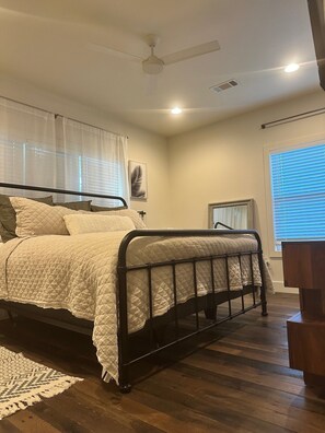 4 bedrooms, iron/ironing board, WiFi, bed sheets