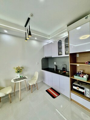 Familie-studiolejlighed - balkon - byudsigt | Individuelt design, individuel indretning, skrivebord
