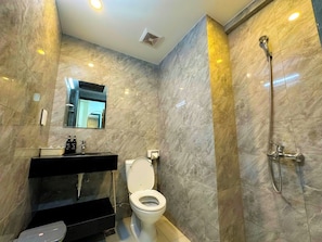 Shower, free toiletries, hair dryer, towels