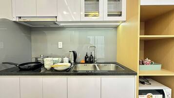 Cookware/dishes/utensils