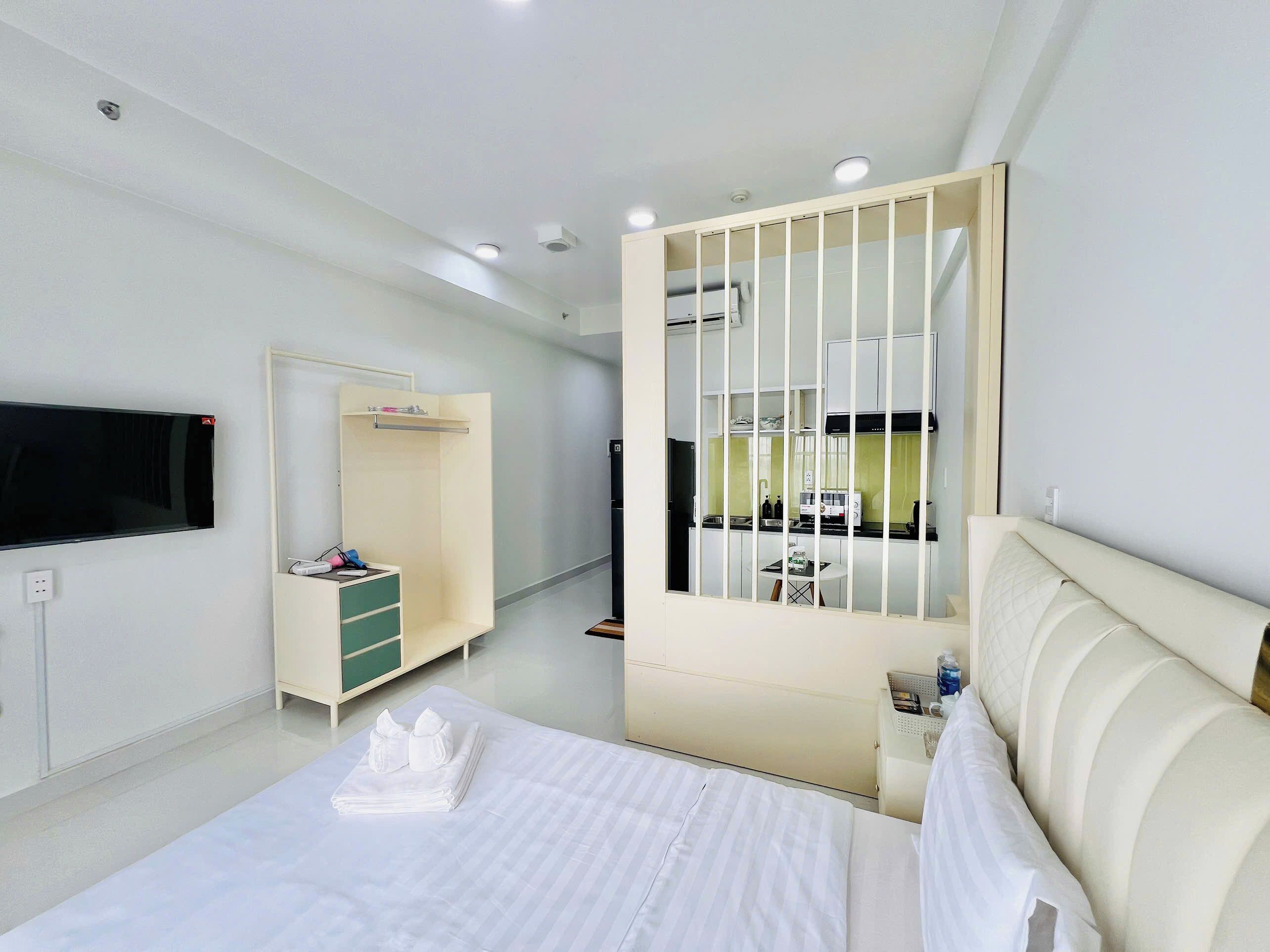 Standard Studio, 1 Queen Bed, Balcony, City View | Individually decorated, individually furnished, desk, laptop workspace