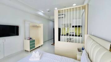 Studio Standard - 1 queensize-säng - balkong - utsikt mot staden | Individuell inredning, unika möbler, skrivbord och arbetsyta för laptop