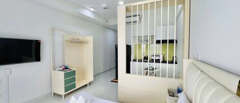 Standaard studio, 1 queensize bed, balkon, uitzicht op de stad | Individueel gedecoreerd, individueel gemeubileerd, een bureau