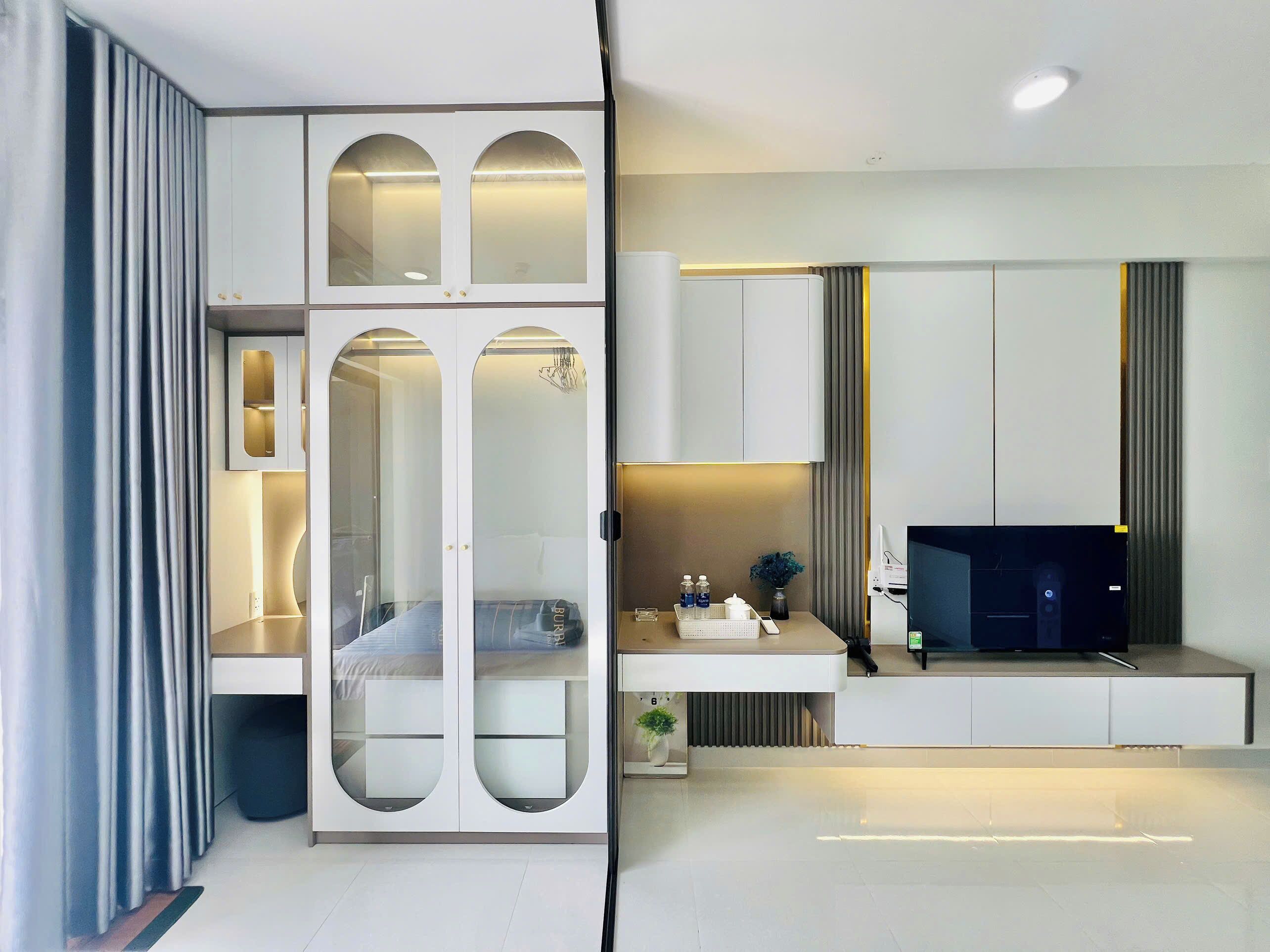 Standard Studio, 1 Queen Bed, Balcony, City View | Individually decorated, individually furnished, desk, laptop workspace