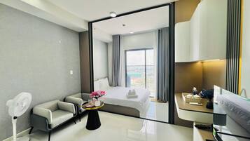 Standard Studio, 1 Queen Bed, Balcony, City View | Individually decorated, individually furnished, desk, laptop workspace