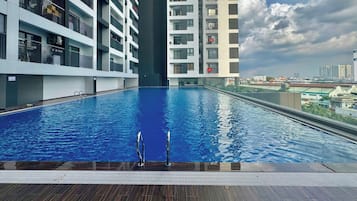 Una piscina al aire libre