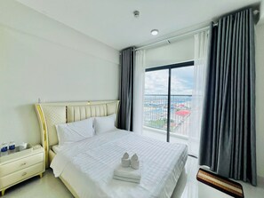 Familielejlighed - balkon - byudsigt | Individuelt design, individuel indretning, skrivebord