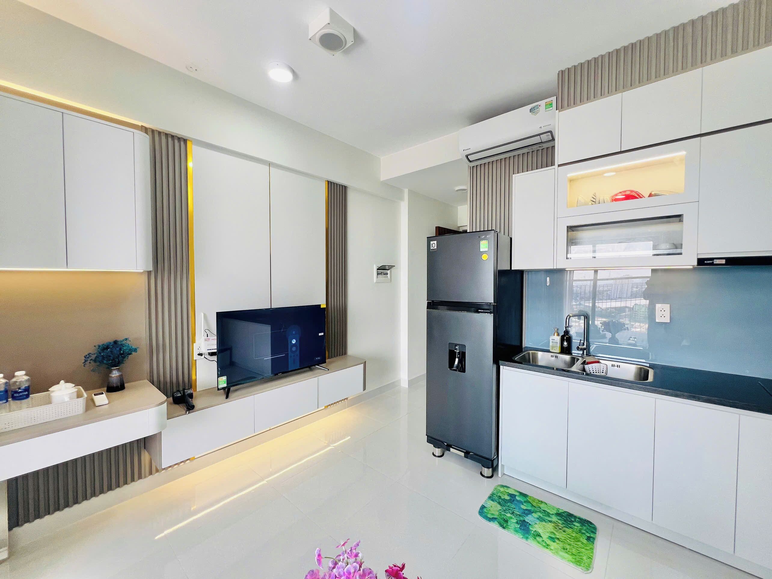 Standard Studio, 1 Queen Bed, Balcony, City View | Private kitchen | Cookware/dishes/utensils