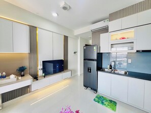 Estudi estàndard, 1 llit de matrimoni, balcó, vistes a la ciutat | Cuina privada | Utensilis de cuina, vaixella i coberteria