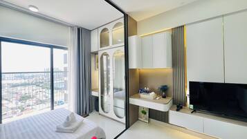 Standard-Studio, 1 Queen-Bett, Balkon, Stadtblick | Individuell dekoriert, individuell eingerichtet, Schreibtisch