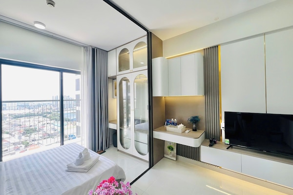Standard Studio, 1 Queen Bed, Balcony, City View | Desk, laptop workspace, blackout drapes, soundproofing