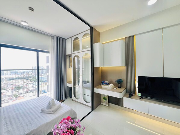 Standaard studio, 1 queensize bed, balkon, uitzicht op de stad | Individueel gedecoreerd, individueel gemeubileerd, een bureau