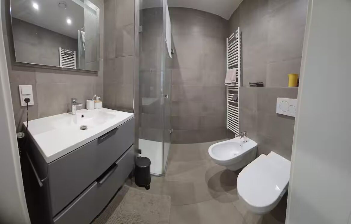 Haartrockner, Handtücher, Seife, Toilettenpapier