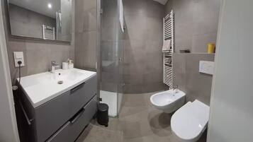 Haartrockner, Handtücher, Seife, Toilettenpapier