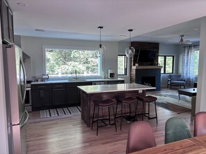 Four à micro-ondes, un four, surface de cuisson, lave-vaisselle