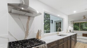 Private kitchen - Vermont Fall Foliage Riverfront Retreat (Jamaica)