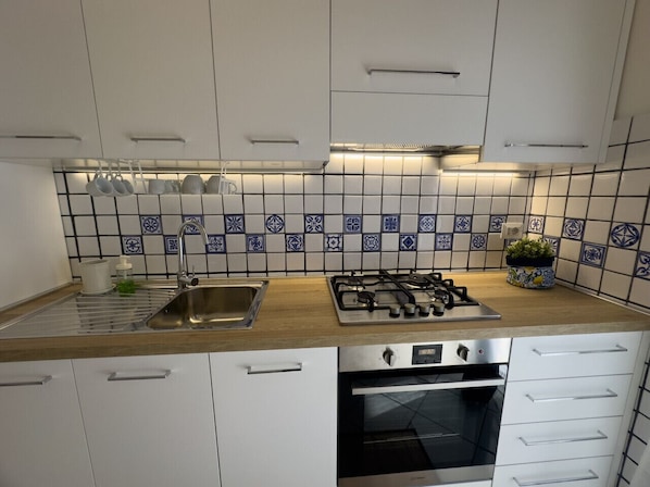 Fridge, oven, stovetop, dishwasher