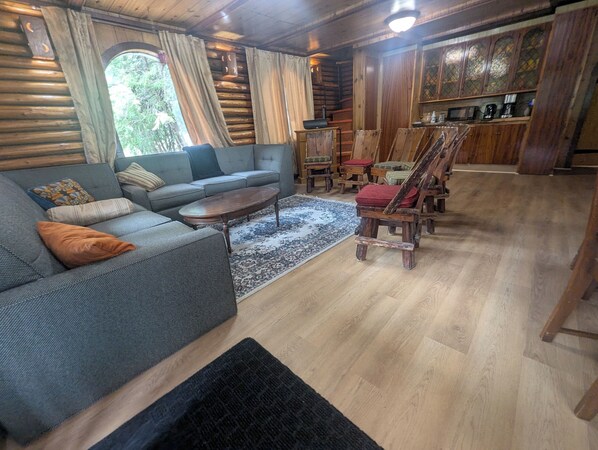 Una televisión, una chimenea