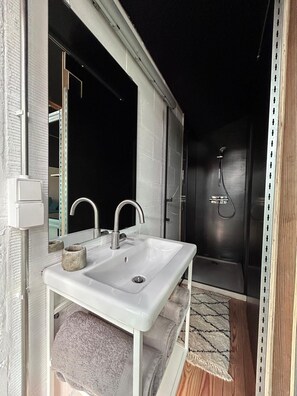 Dusche, Handtücher, Toilettenpapier