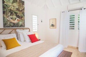 مكواة/لوح كي وخدمة الإنترنت وملاءات أسرّة