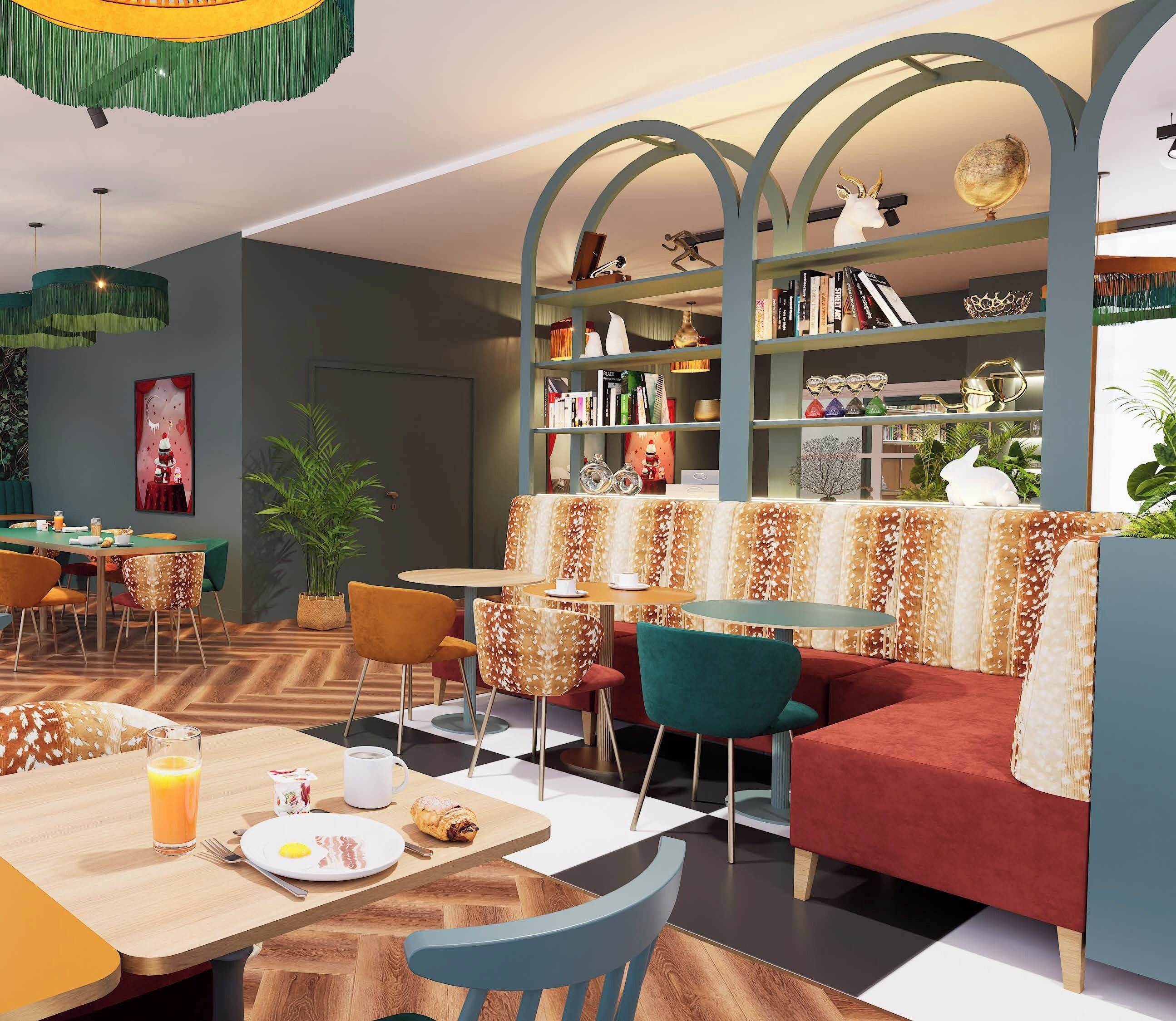 Un café moderne doté d’un coin salon confortable, d’une bibliothèque et de diverses plantes.