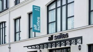 A hotel sign with 'all suites' and 'apartment hotel' indicating a hotel offering suites. - All Suites Appart Hôtel | Val d’Europe près de Disneyland® Paris (Serris)