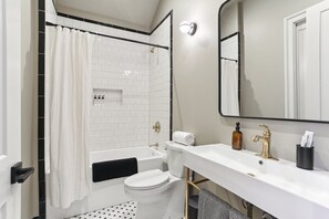 Regadera, secadora de cabello, toallas, jabón 